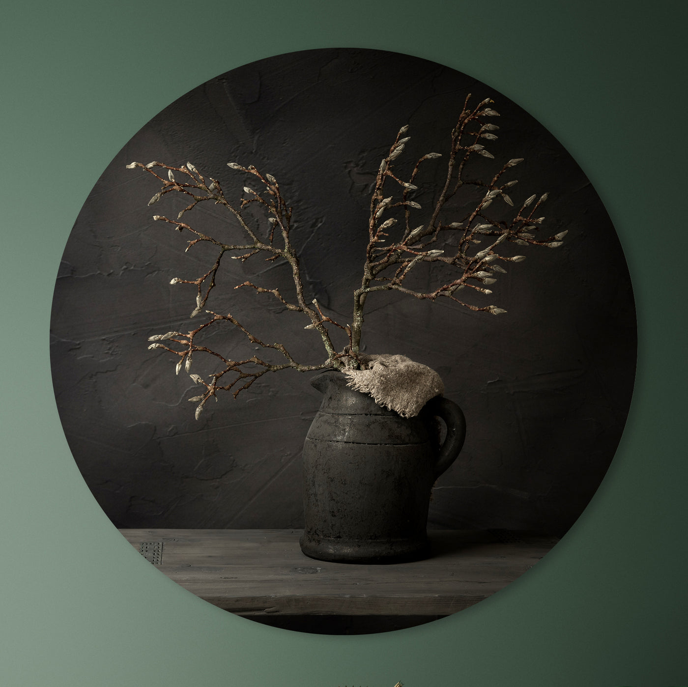 Donker stilleven met magnoliatak in grijze kruik - Mayra Fotografie