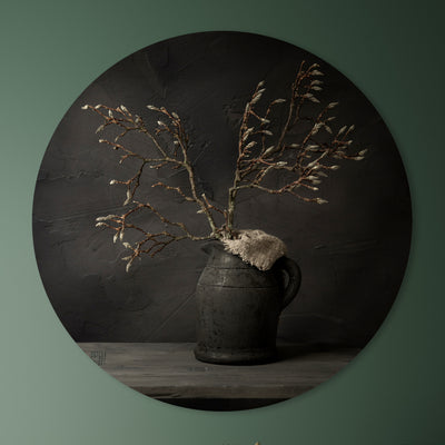 Donker stilleven met magnoliatak in grijze kruik - Mayra Fotografie