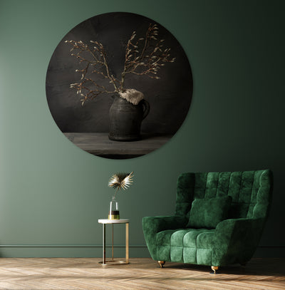 Donker stilleven met magnoliatak in grijze kruik - Mayra Fotografie