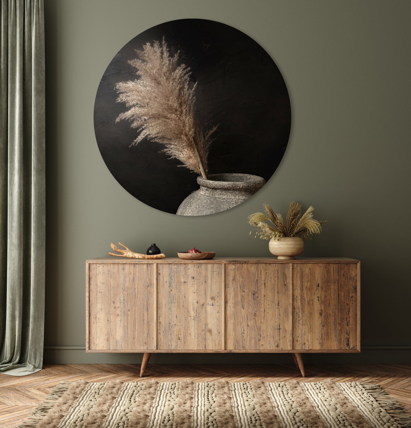 Donker stilleven met pampas pluimen in stenen kruik - Mayra Fotografie