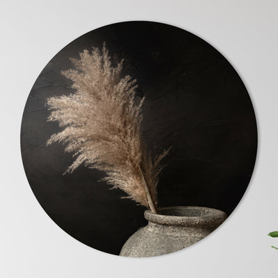Donker stilleven met pampas pluimen in stenen kruik - Mayra Fotografie