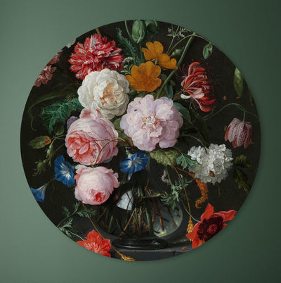 Nature morte avec des fleurs dans un vase en verre